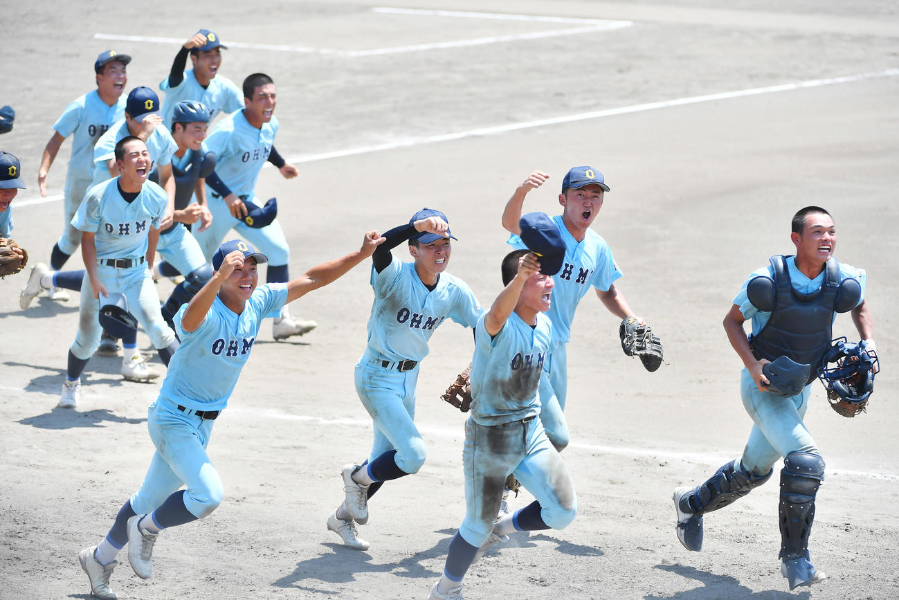 滋賀学園対近江　滋賀大会を制し駆けだす近江の選手たち（撮影・清水貴仁）