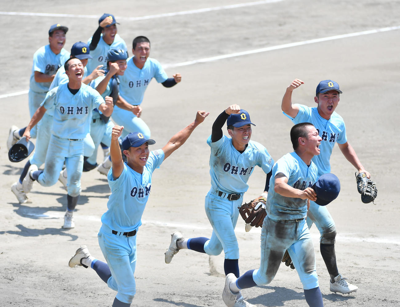 滋賀学園対近江　滋賀大会を制し駆けだす近江の選手たち（撮影・清水貴仁）