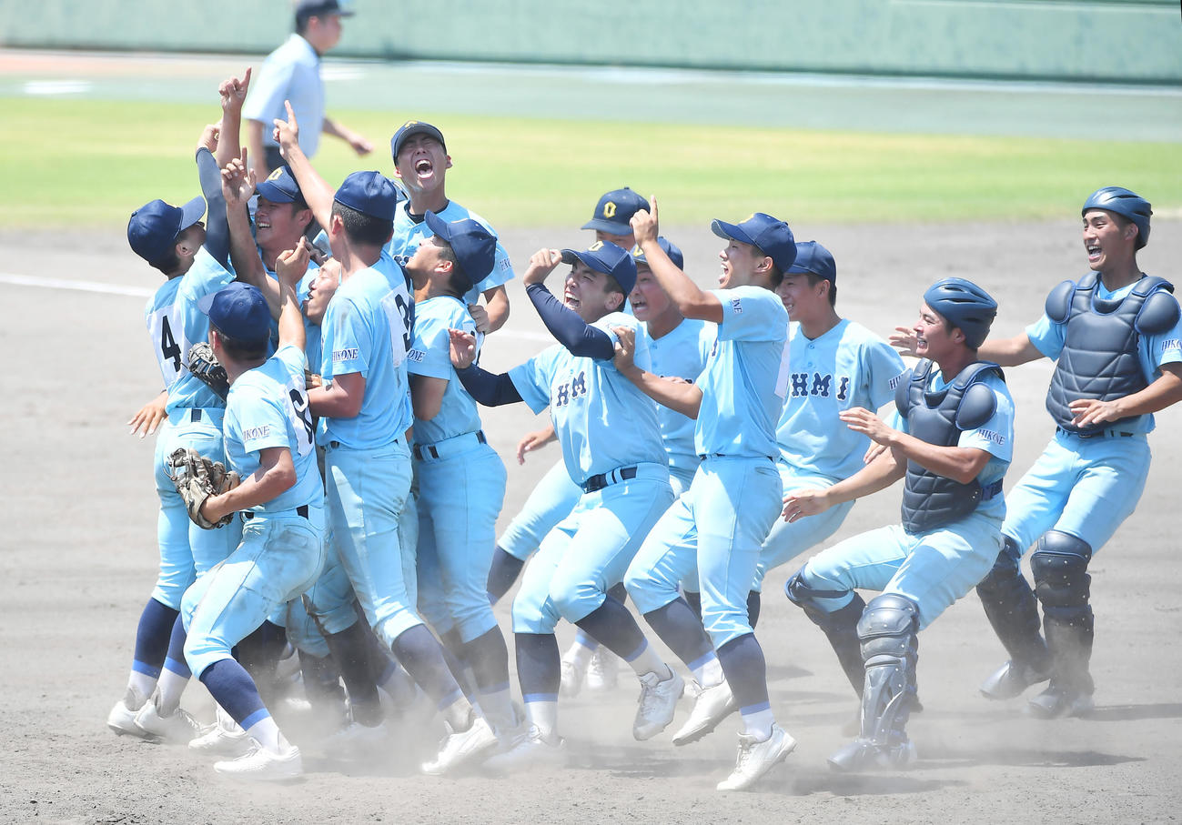 滋賀学園対近江　9回のピンチをしのいで、優勝を果たし喜ぶ近江の選手たち（撮影・清水貴仁）