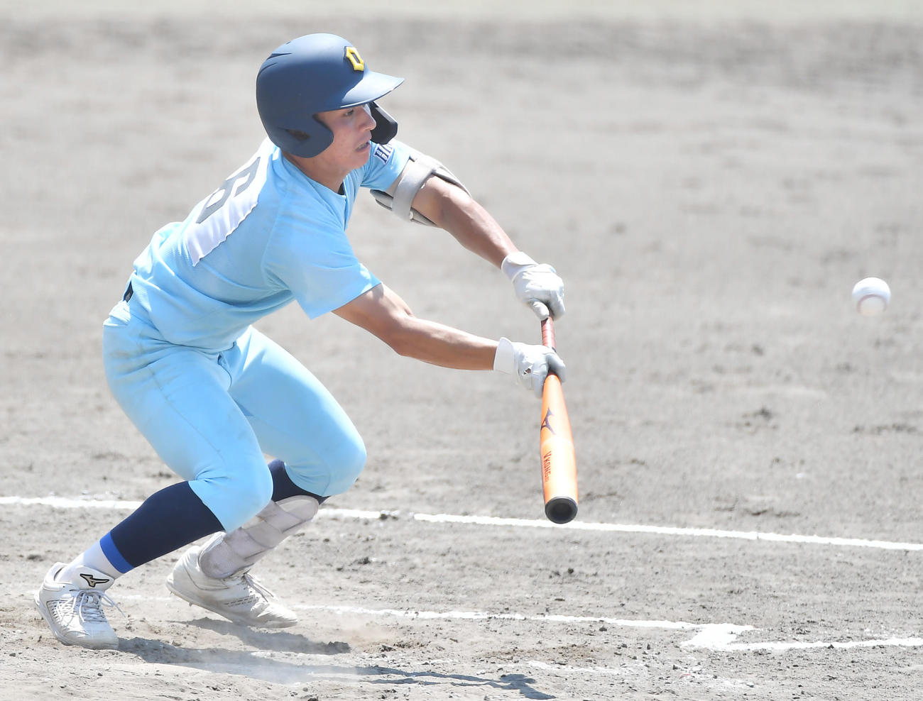 滋賀学園対近江　3回裏近江無死一、三塁、横田のスクイズが適時安打となり近江が勝ち越す（撮影・清水貴仁）