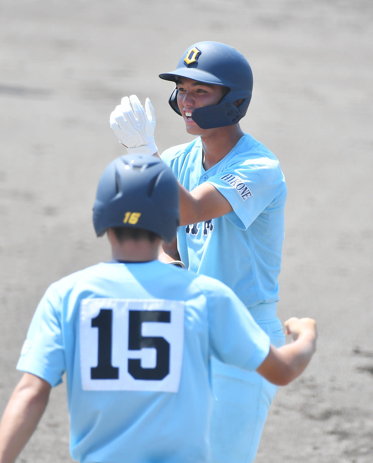 滋賀学園対近江　2回裏近江1死二塁、右前に同点適時打を放つ塚脇（撮影・清水貴仁）