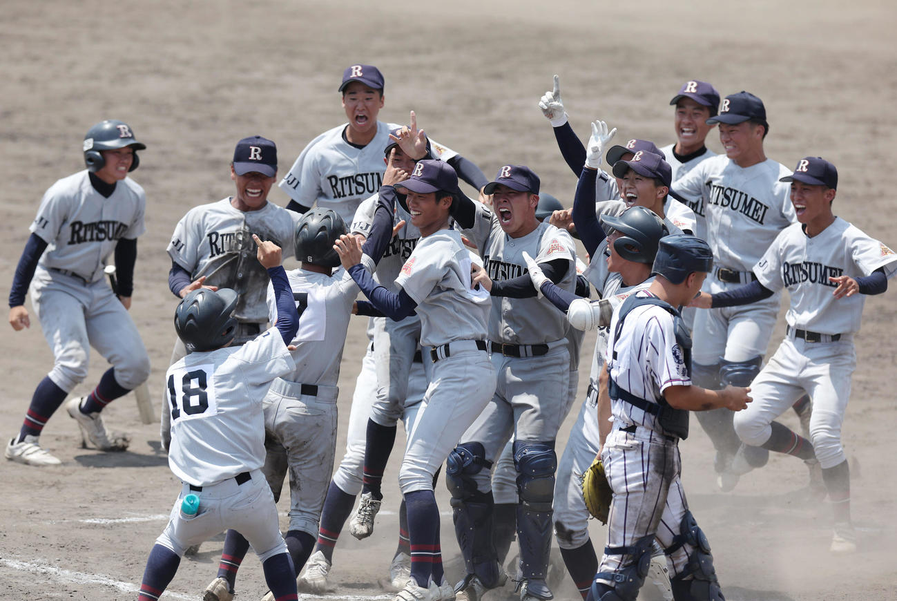 京都翔英対立命館宇治　9回裏、サヨナラ勝利で甲子園出場を決め歓喜する立命館宇治ナイン（撮影・前田充）