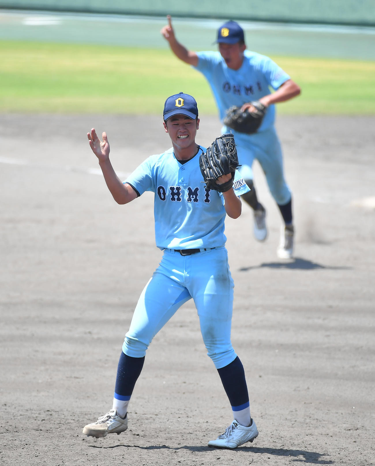滋賀学園対近江　9回のピンチをしのぎ喜ぶマウンドの近江・北川投手（撮影・清水貴仁）