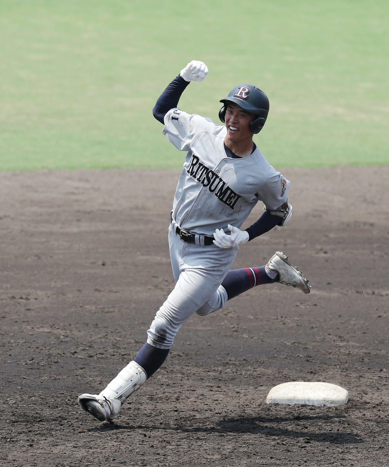京都翔英対立命館宇治　5回裏立命館宇治2死一、三塁、左越えに逆転3点本塁打を放ちガッツポーズする稲葉（撮影・前田充）