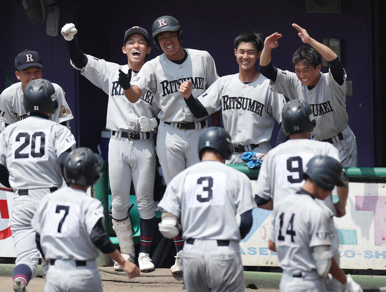 京都翔英対立命館宇治　5回裏立命館宇治2死一、三塁、稲葉（手前中央）が逆転3点本塁打を放ち、喜ぶ立命館宇治ナイン（撮影・前田充）