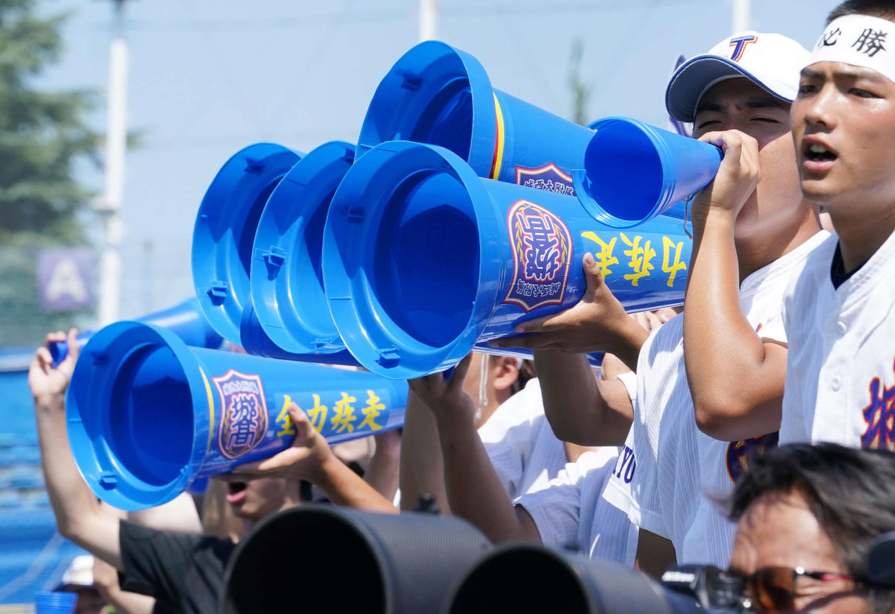 東亜学園対城西　大きなメガホンで声援を送る城西応援団（撮影・小沢裕）