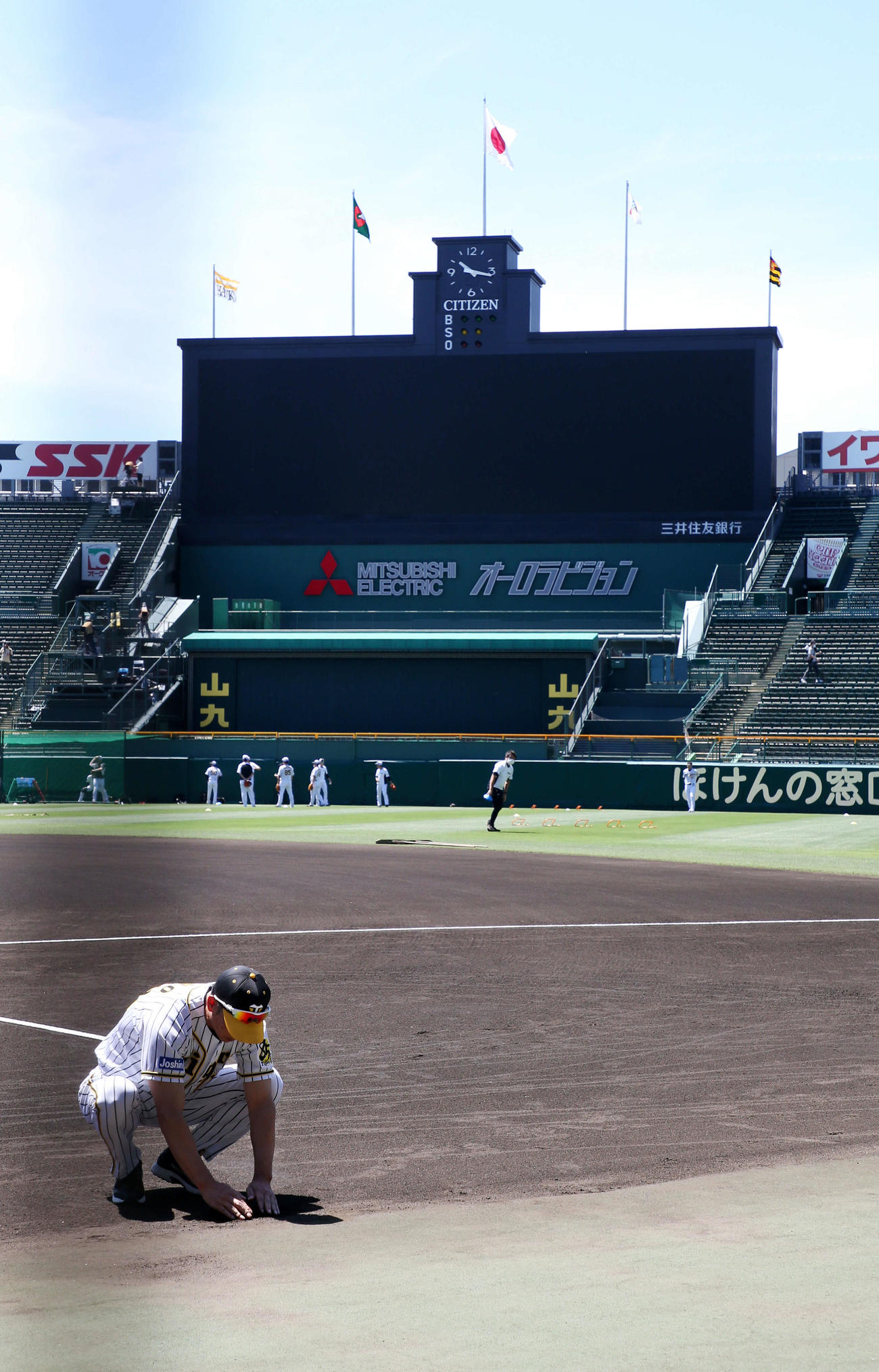 高校球児へ渡すため、甲子園の砂を集めた阪神矢野監督（2020年6月7日撮影）