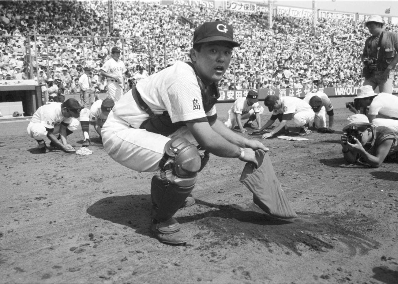甲子園の土を袋に詰める江の川の主将、谷繁元信捕手（1988年8月20日撮影）