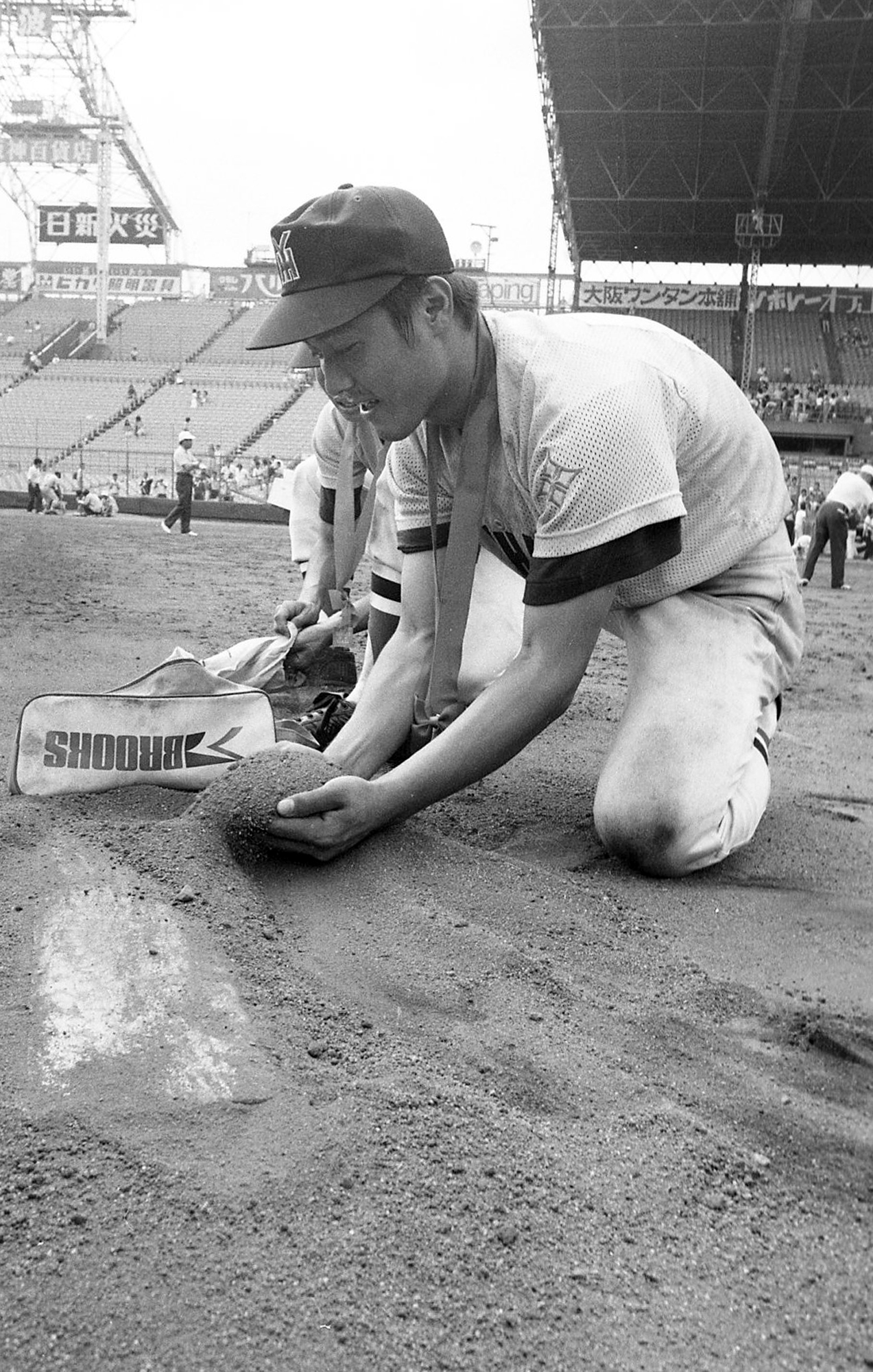 甲子園の土をシューズバッグに詰める横浜・愛甲猛投手（1980年8月22日撮影）
