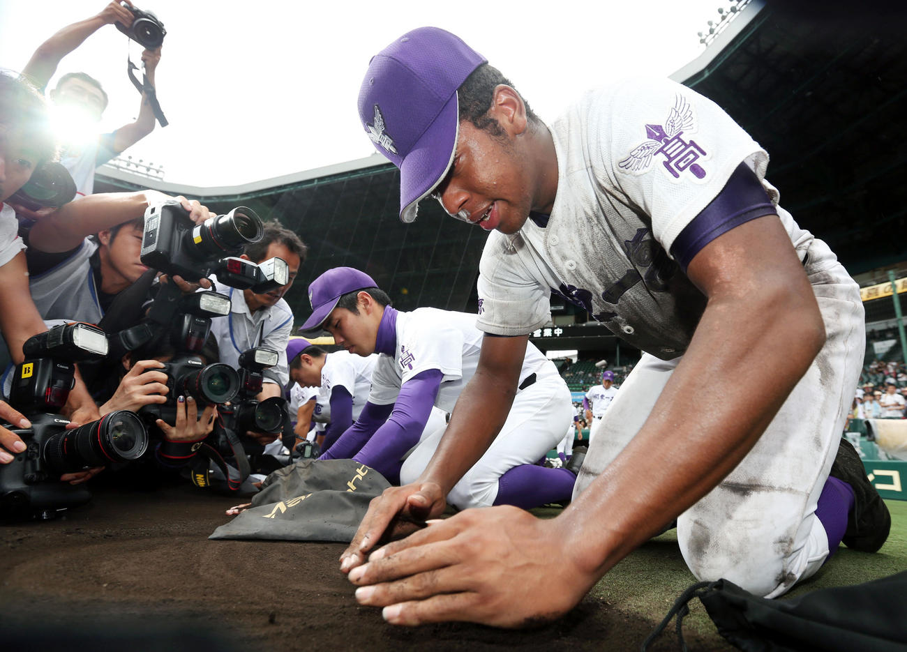 東海大相模対関東第一　試合後、目に涙をためて甲子園の土を拾う関東第一・オコエ瑠偉（2015年8月19日撮影）