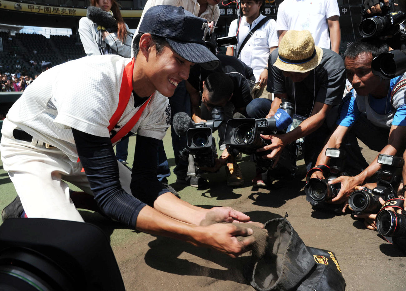 光星学院対大阪桐蔭　笑顔で甲子園の砂を持ち帰る藤浪晋太郎（2012年8月23日撮影）