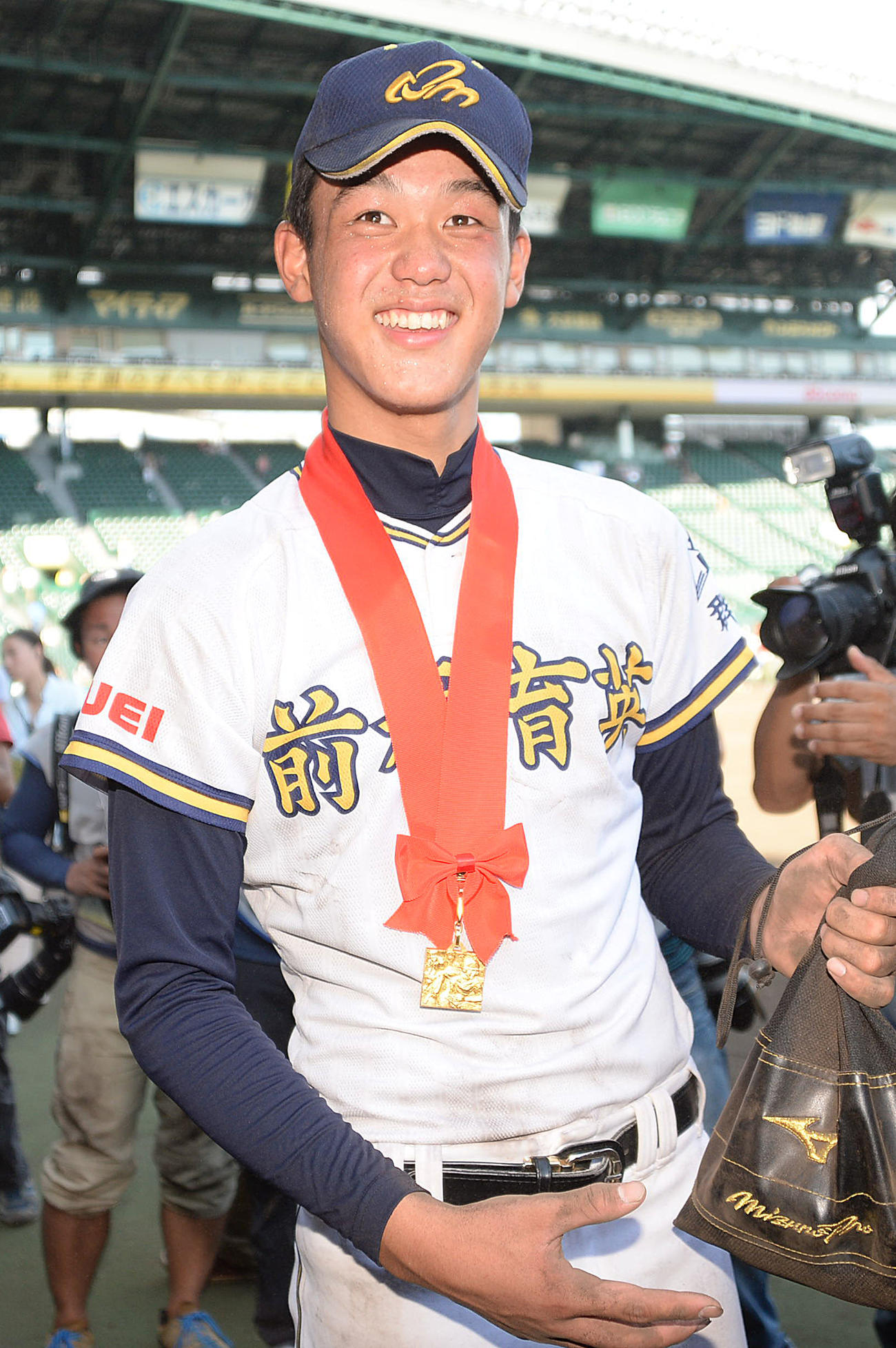 前橋育英対延岡学園　甲子園の土を手に笑顔を見せる高橋光成（2013年8月22日撮影）