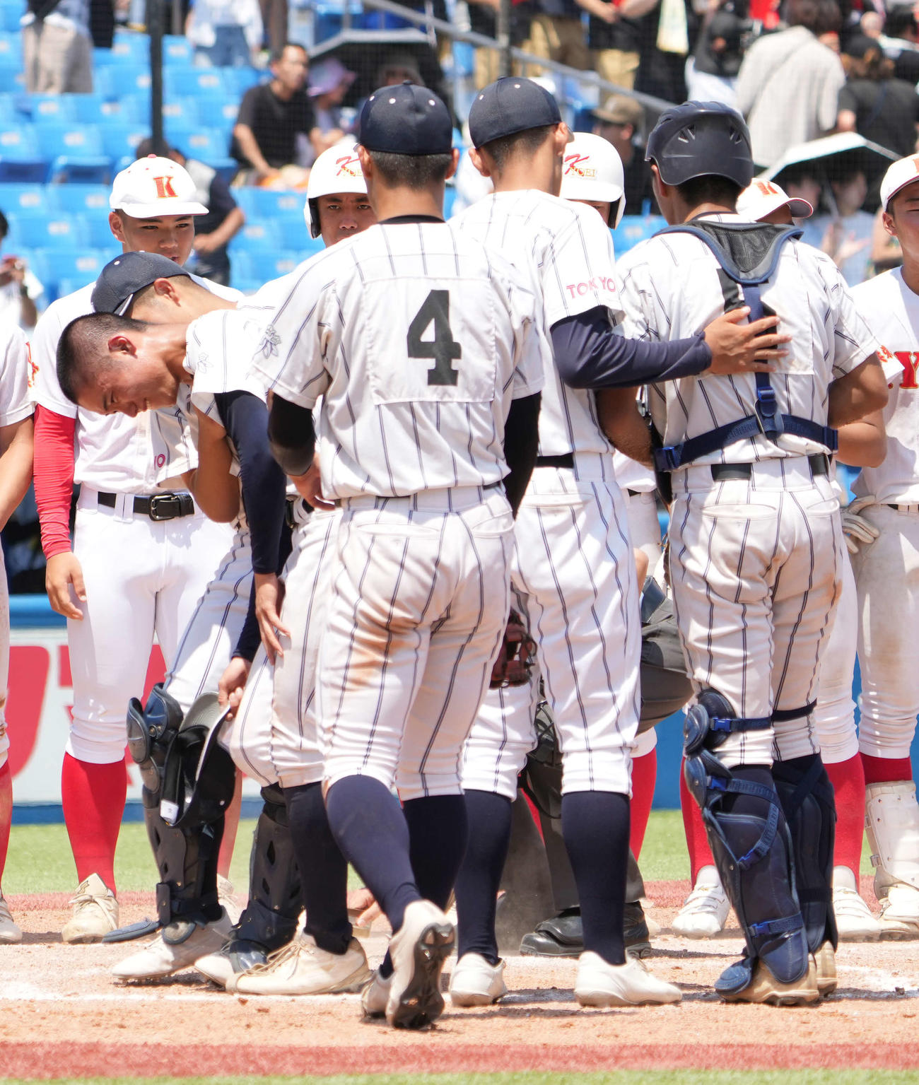 岩倉対共栄学園　サヨナラ負けで決勝進出を逃し仲間に抱き抱えられながら整列する岩倉先発の大野（左）（撮影・小沢裕）