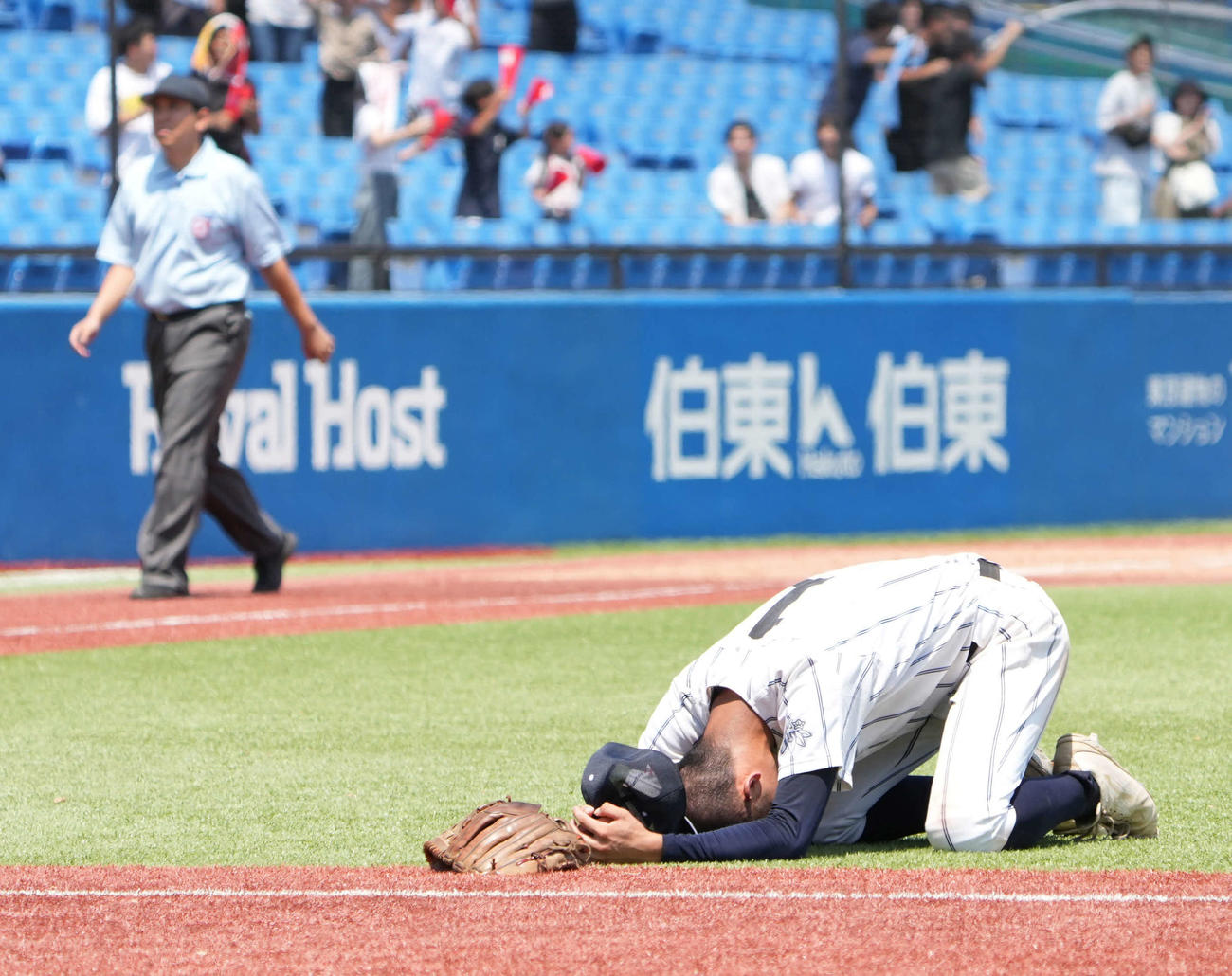 岩倉対共栄学園　決勝進出を逃しグラウンドにうずくまる岩倉先発の大野（撮影・小沢裕）
