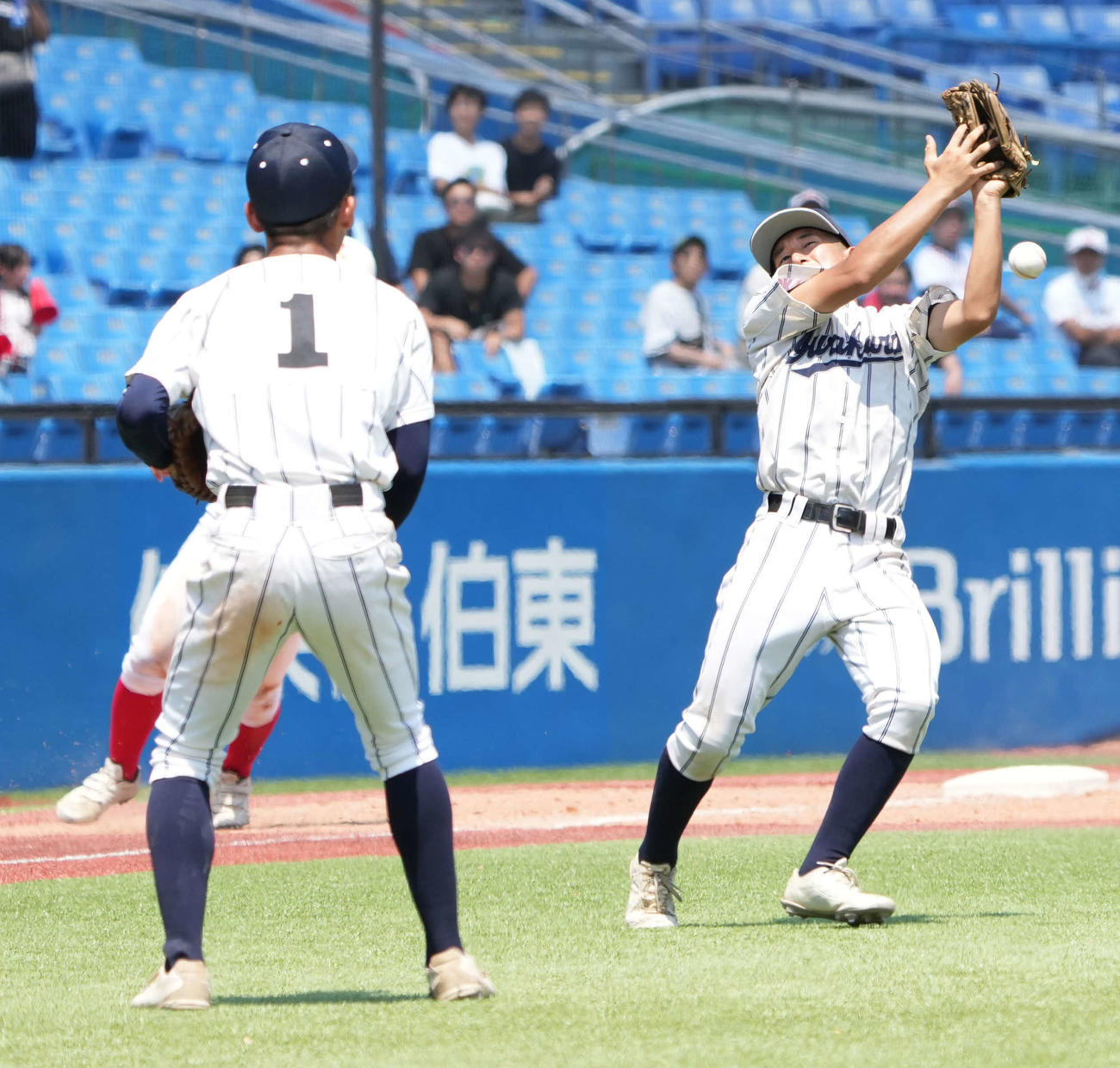 岩倉対共栄学園　9回裏共栄学園2死二、三塁、齊藤の三飛を太陽が目に入り落球する岩倉・高橋三塁手（記録は三塁内野安打）。左は先発の大野（撮影・小沢裕）