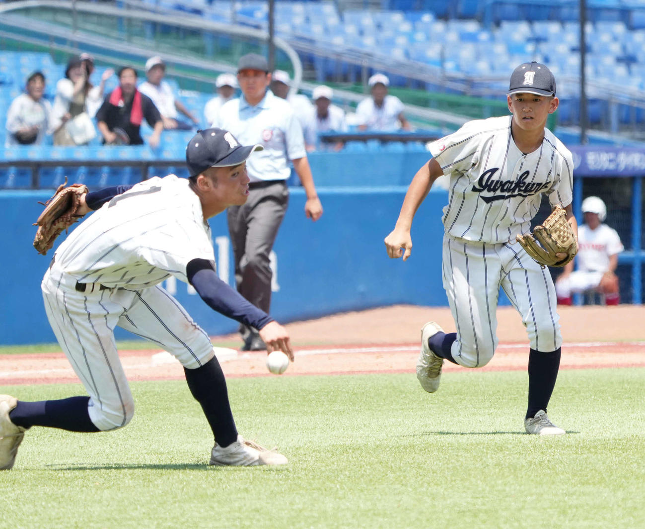 岩倉対共栄学園　9回裏共栄学園2死二、三塁、岩倉・高橋三塁手が捕球し損ねた球は先発の大野が捕球を試みるもわずかに届かず（撮影・小沢裕）