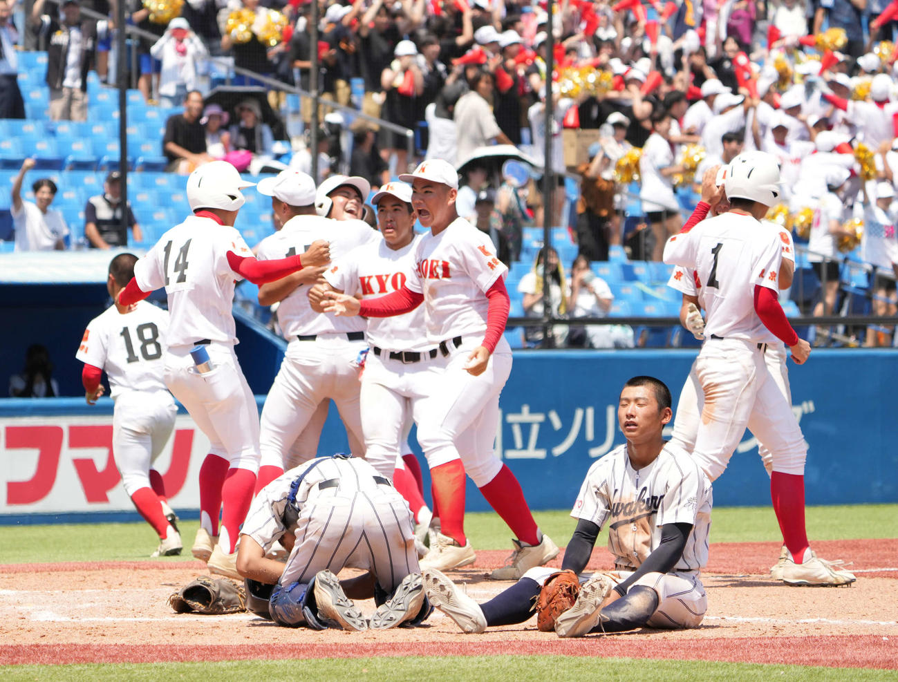 岩倉対共栄学園　サヨナラ負けで決勝進出を逃し大喜びの共栄学園ナインを背にがっくりする岩倉・篠原捕手（左）と川上一塁手（撮影・小沢裕）