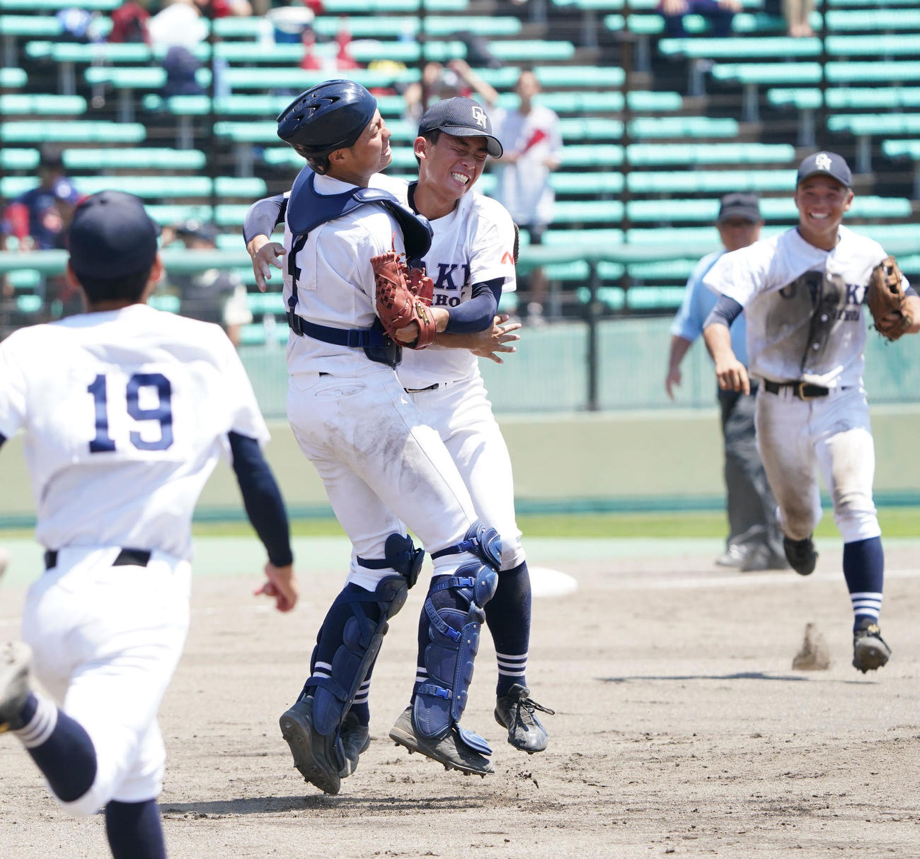 大垣日大対市岐阜商　完投勝利で優勝を決め喜ぶ大垣日大・山田（右から2人目）と高橋（左から2人目）（撮影・森本幸一）