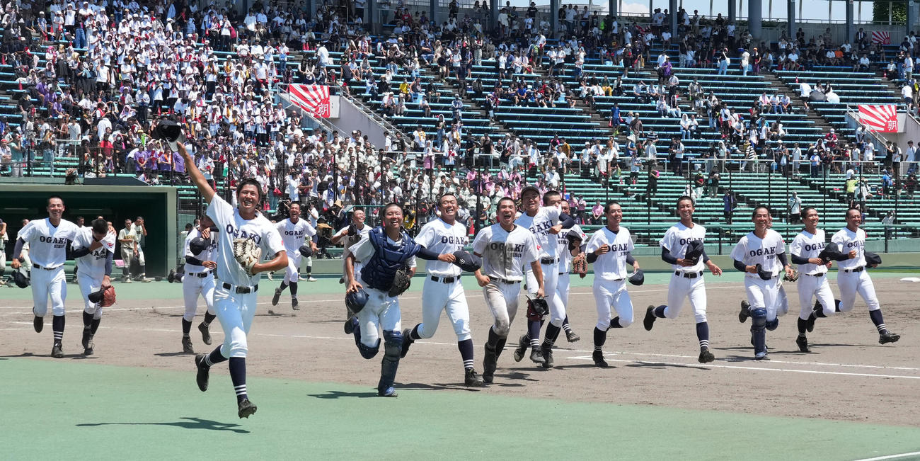 大垣日大対市岐阜商　甲子園出場を決め喜ぶ大垣日大ナイン（撮影・森本幸一）