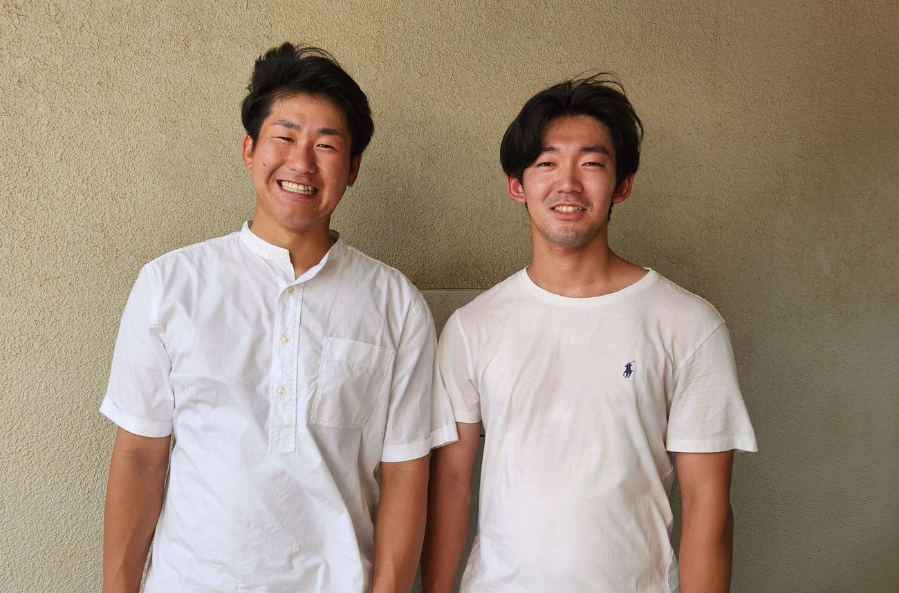 母校の応援にかけつけた花咲徳栄の（左から）明大の菅原と玉川大の吉倉（撮影・保坂淑子）