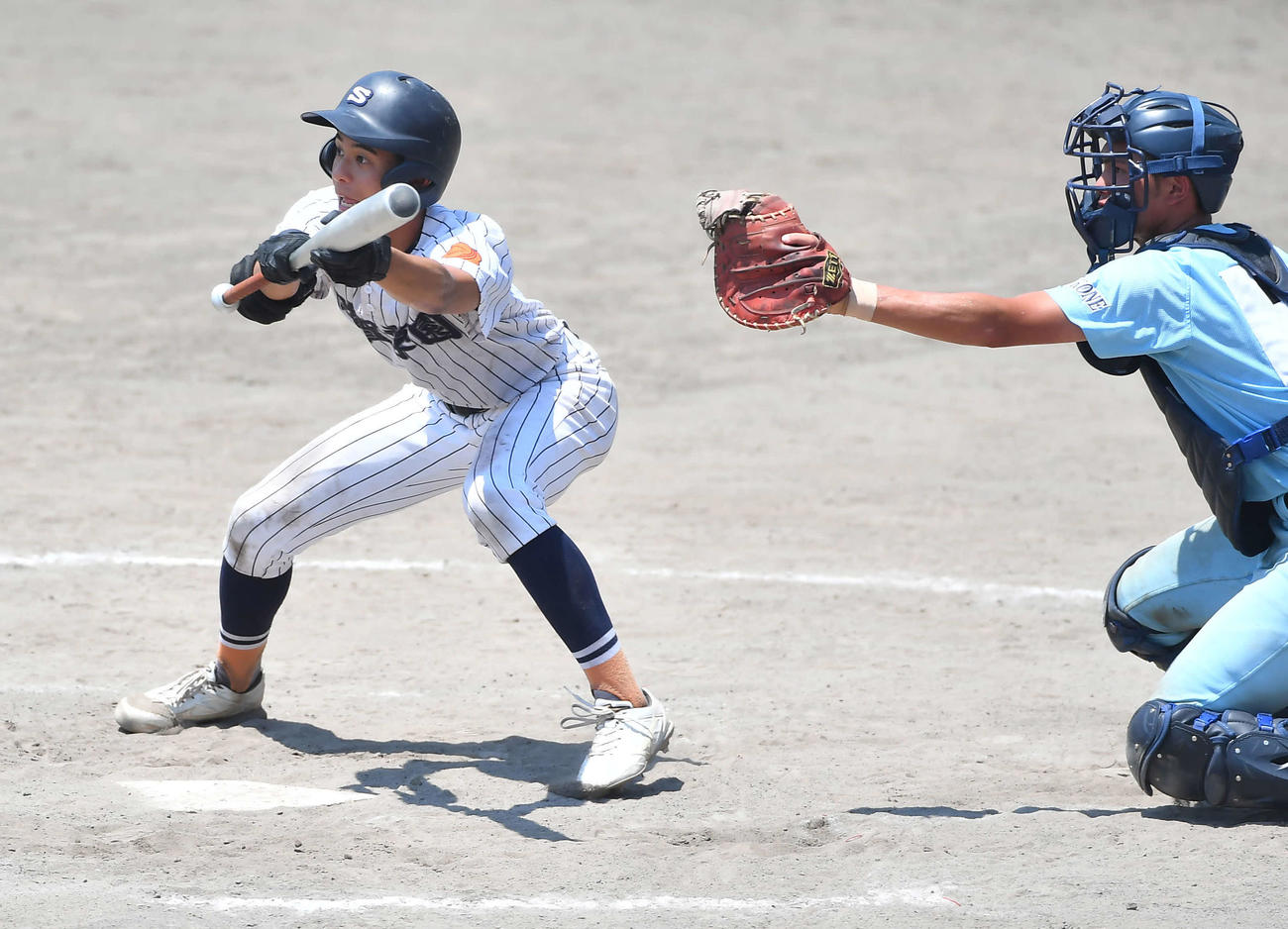 滋賀学園対近江　9回表滋賀学園無死二塁、バッターボックスから足が出てのバントでアウトとなった国仲（撮影・清水貴仁）