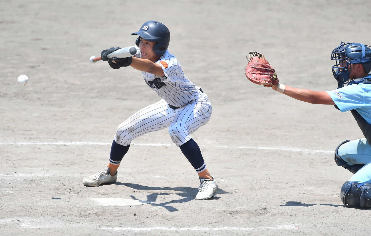 滋賀学園対近江　9回表滋賀学園無死二塁、バッターボックスから足が出てのバントでアウトとなった国仲（撮影・清水貴仁）