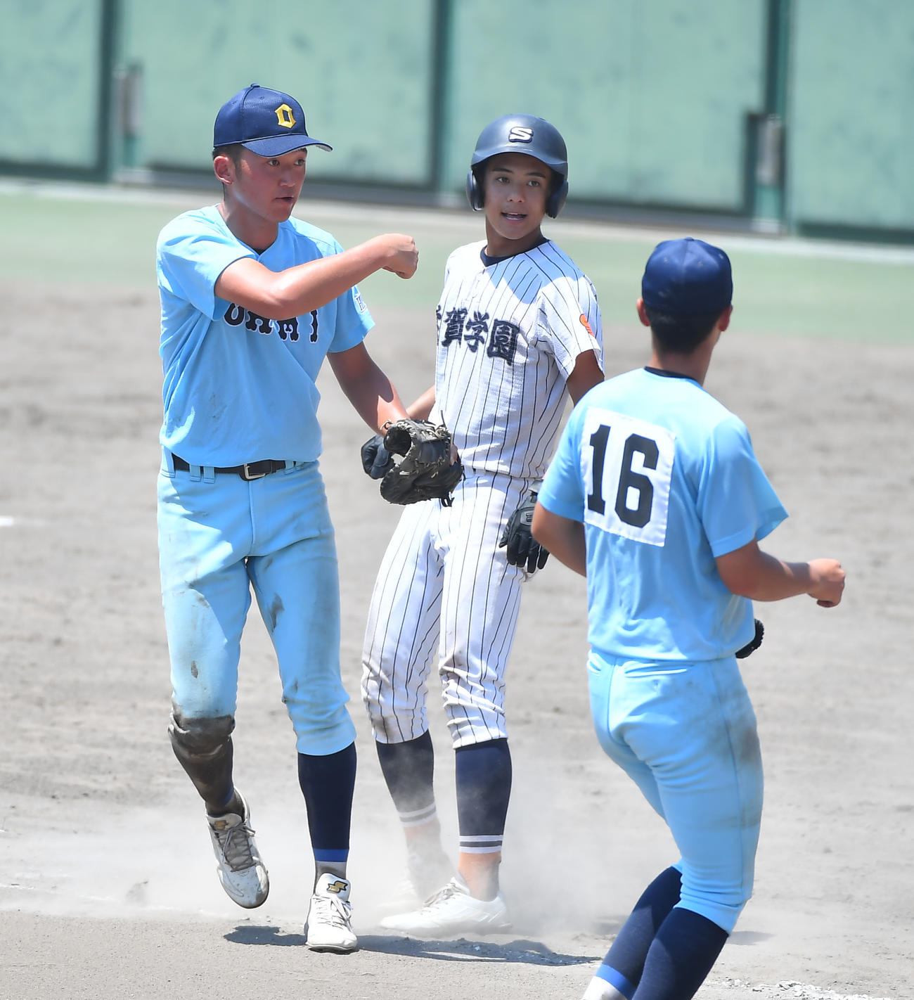 滋賀学園対近江　9回表滋賀学園無死二塁、バッターボックスが足が出てのバントでアウトとなった国仲（中央）（撮影・清水貴仁）