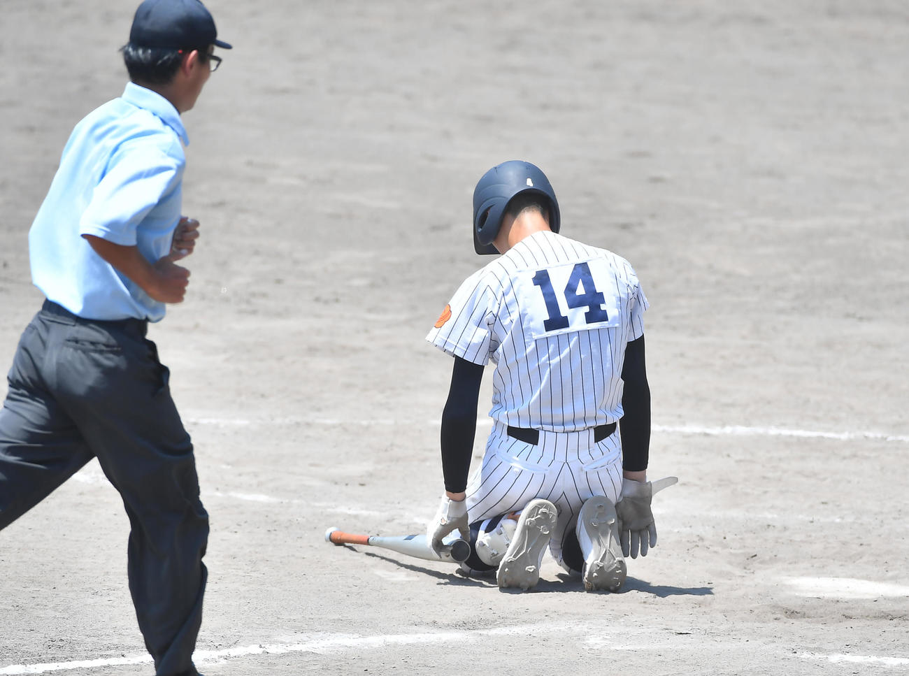 滋賀学園対近江　9回表滋賀学園2死二塁、投手返しを捕られ最後の打者となりがっくりする酒井（撮影・清水貴仁）
