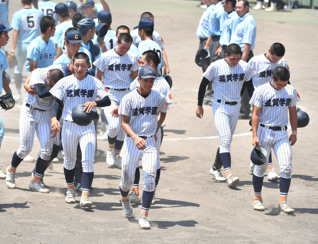 滋賀学園対近江　決勝戦で惜しくも敗退となり涙を流す滋賀学園の選手たち（撮影・清水貴仁）