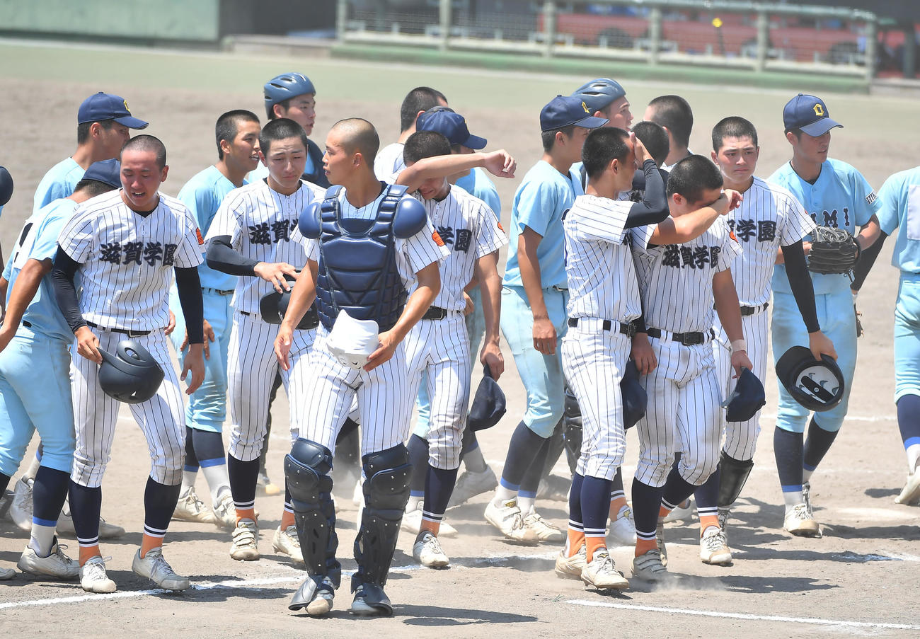 滋賀学園対近江　決勝戦で惜しくも敗退となり涙を流す滋賀学園の選手たち（撮影・清水貴仁）