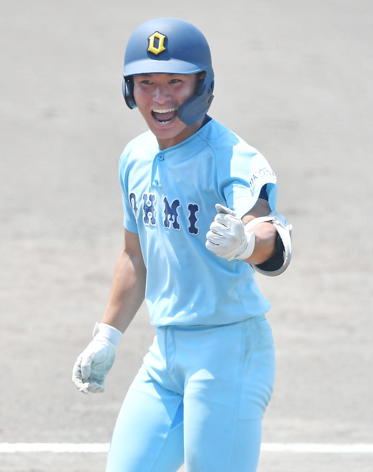 滋賀学園対近江　3回裏近江無死一、三塁、スクイズが適時安打となりガッツポーズをみせる横田（撮影・清水貴仁）