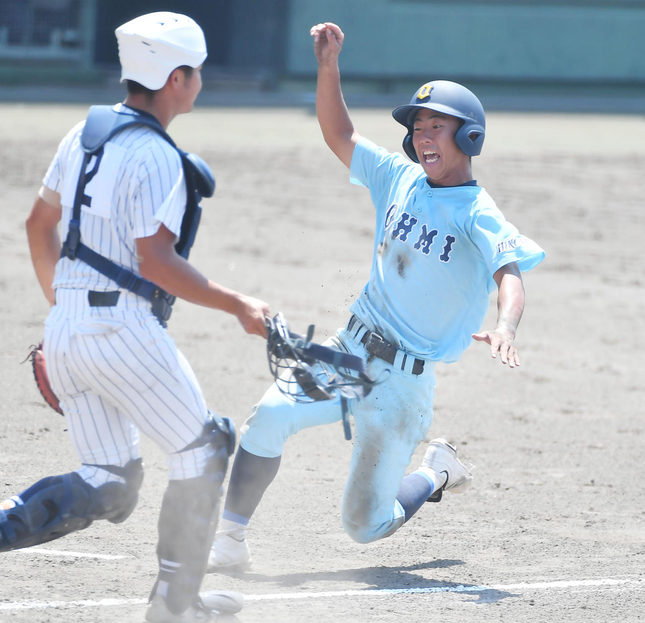 滋賀学園対近江　3回裏近江無死一、三塁、横田のスクイズで生還する三走嶋村（撮影・清水貴仁）