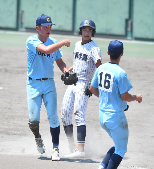 滋賀学園まさかの「反則打球」響く 1点追う9回に打席から足が