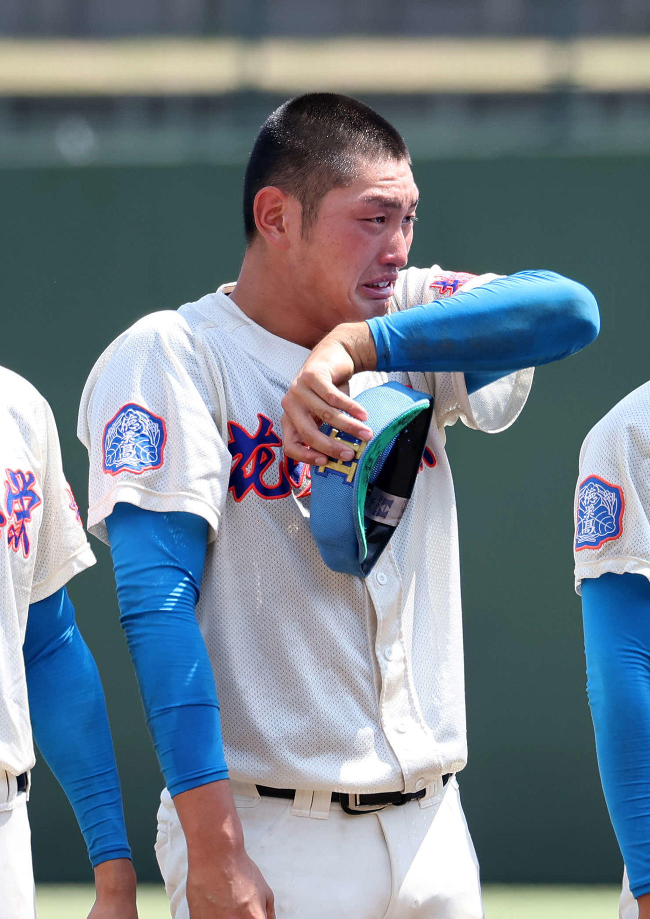 浦和学院に敗れ涙ぐむ花咲徳栄・小野（撮影・鈴木正人）