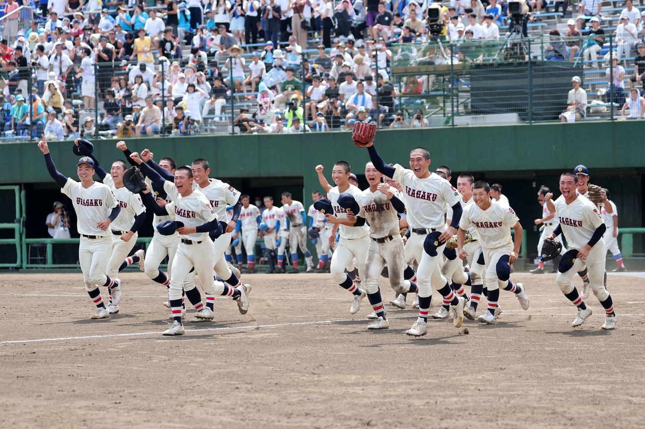 浦和学院対花咲徳栄　優勝し応援席に向かう浦和学院の選手たち（撮影・鈴木正人）