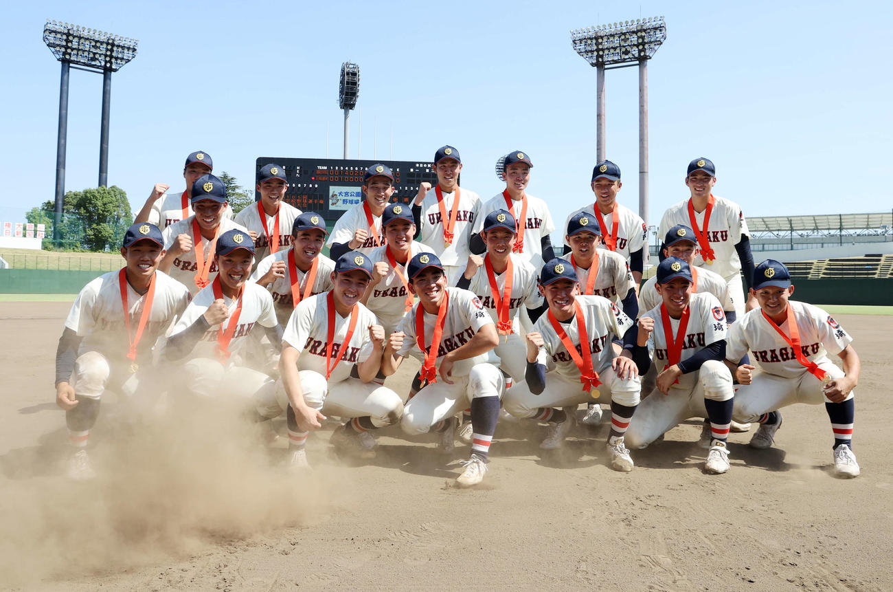 浦和学院対花咲徳栄　優勝し笑顔で写真に納まる浦和学院の選手たち（撮影・鈴木正人）