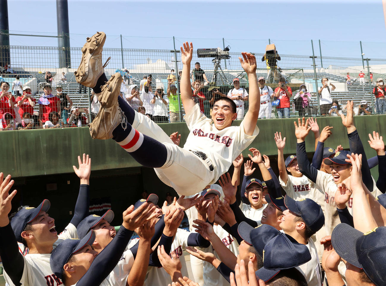 浦和学院対花咲徳栄　優勝し胴上げされる浦和学院・江口主将（撮影・鈴木正人）