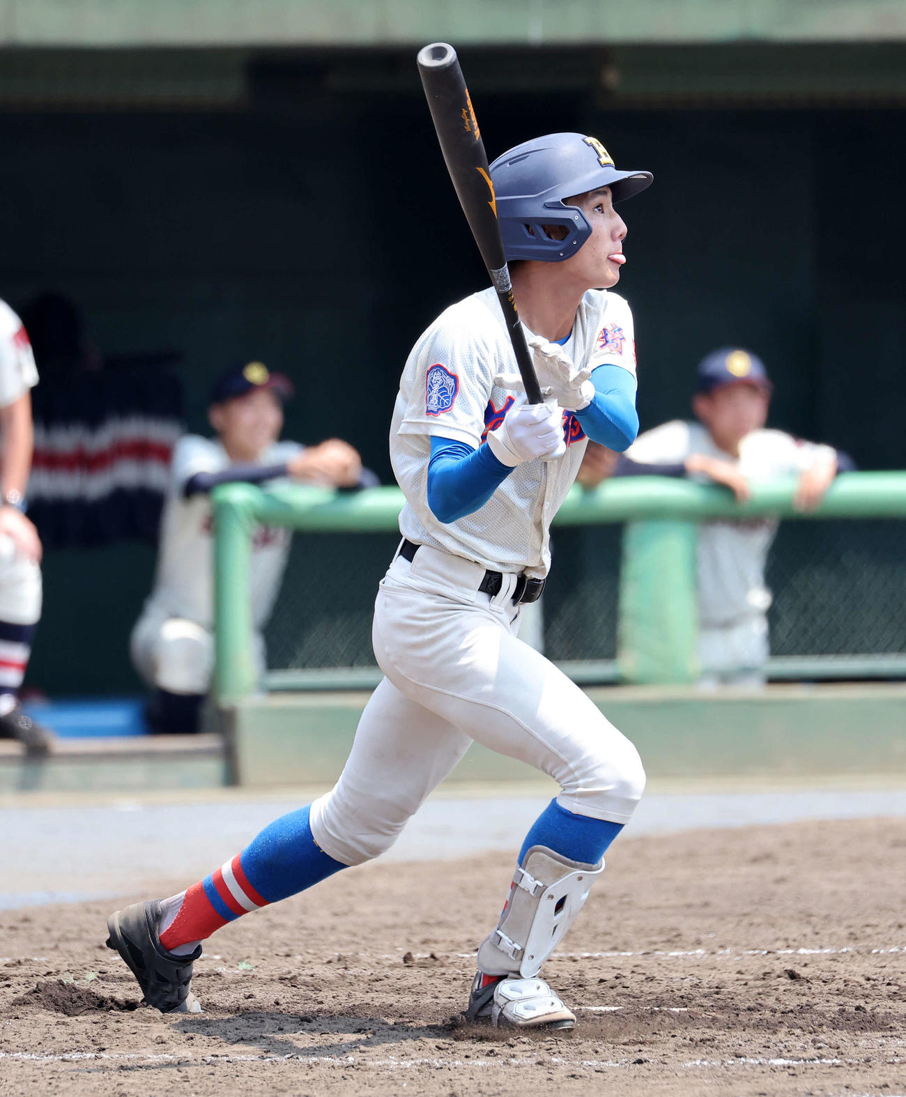 浦和学院対花咲徳栄　3回裏花咲徳栄1死一、三塁、生田目は右犠飛を放つ（撮影・鈴木正人）