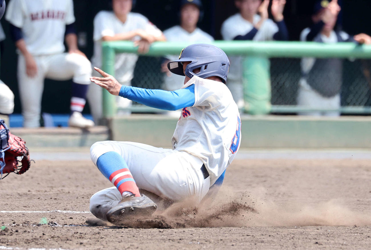 浦和学院対花咲徳栄　3回裏花咲徳栄1死一、三塁、生田目の右犠飛で三塁走者の三上が生還（撮影・鈴木正人）