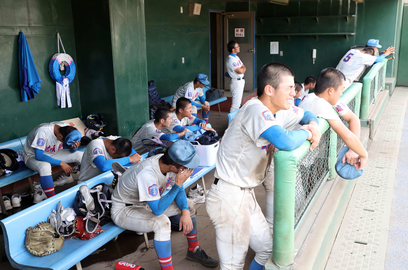 浦和学院に敗れ悔しそうな表情を見せる花咲徳栄の選手たち（撮影・鈴木正人）
