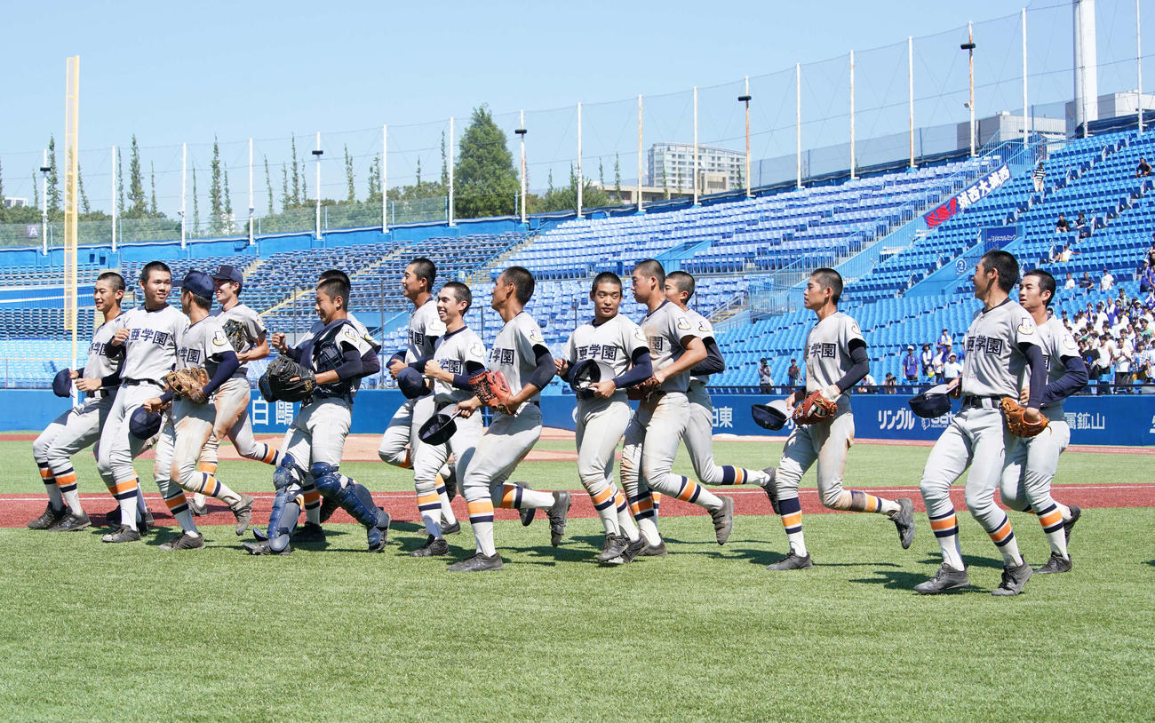 東亜学園対城西　決勝進出を果たしスタンドに向かって走り出す東亜学園ナイン（2023年7月28日撮影）