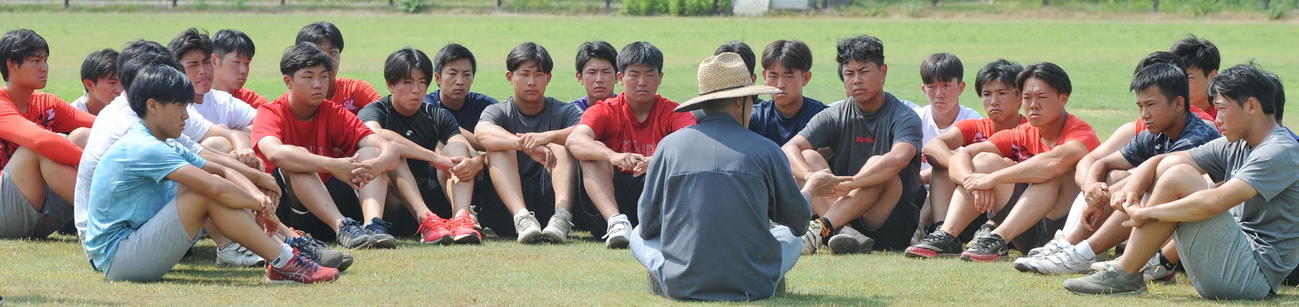 佐野監督（手前中央）の話を聞く浜松開誠館の選手たち