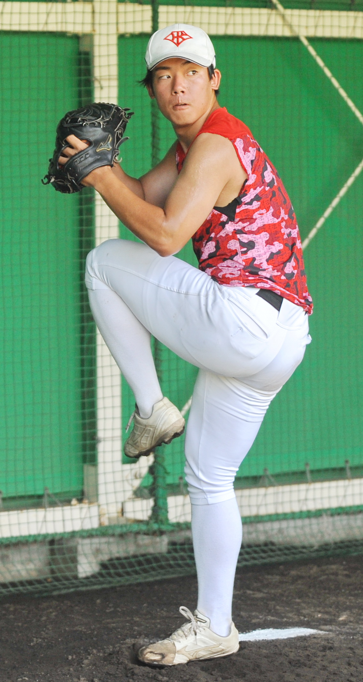 決勝に備えブルペンで投げ込む浜松開誠館・近藤