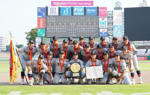 仙台育英対仙台城南　優勝を決め、笑顔で記念写真に納まる仙台育英ナイン。前列中央は須江監督（撮影・菅敏）