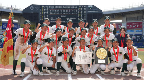 優勝し、笑顔で記念写真に納まる専大松戸ナイン（撮影・鈴木みどり）