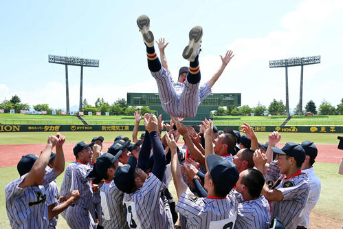 松商学園対上田西　優勝を決め選手たちから胴上げされる上田西・吉崎監督（撮影・滝沢徹郎）