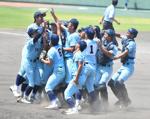 滋賀学園対近江　9回のピンチをしのいで、優勝を果たし喜ぶ近江の選手たち（撮影・清水貴仁）