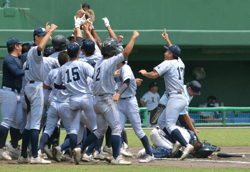 聖心ウルスラ対宮崎学園　延長タイブレーク10回裏、サヨナラ勝ちで甲子園出場を決めて喜ぶ宮崎学園の選手たち