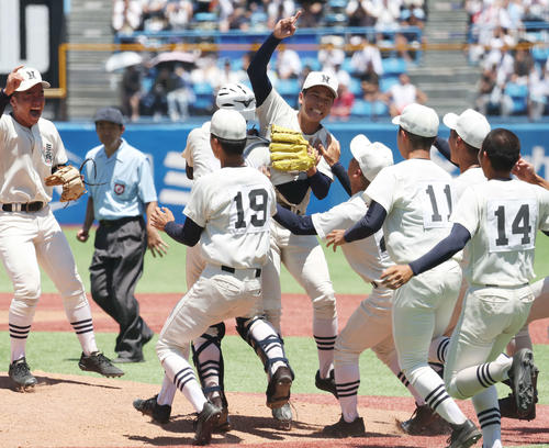 日大三対日大鶴ケ丘　優勝を決め、歓喜に沸く安田（中央）ら日大三ナイン（撮影・宮地輝）