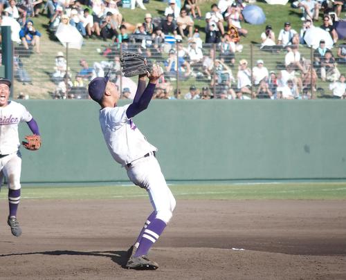 愛工大名電対中京大中京　優勝を決めてガッツポーズする愛工大名電・笹尾日々喜（撮影・永田淳）